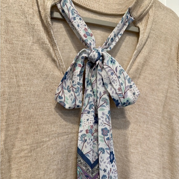 Tan shirt with open back and bow - Picture 4 of 6